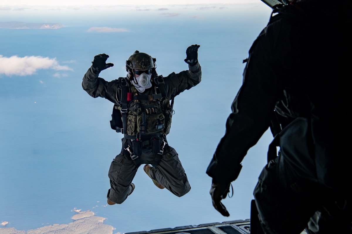 Jumping into Tuesday like ... A Navy SEAL jumps out of an MC-130J Commando II to conduct an over the water free fall in Kodiak, Alaska, during #ArcticEdge24. (@USNavy photo by Matthew Dickinson). #AE24 @socnorth #HomelandDefense #AlwaysVigilant #ArcticSecurity