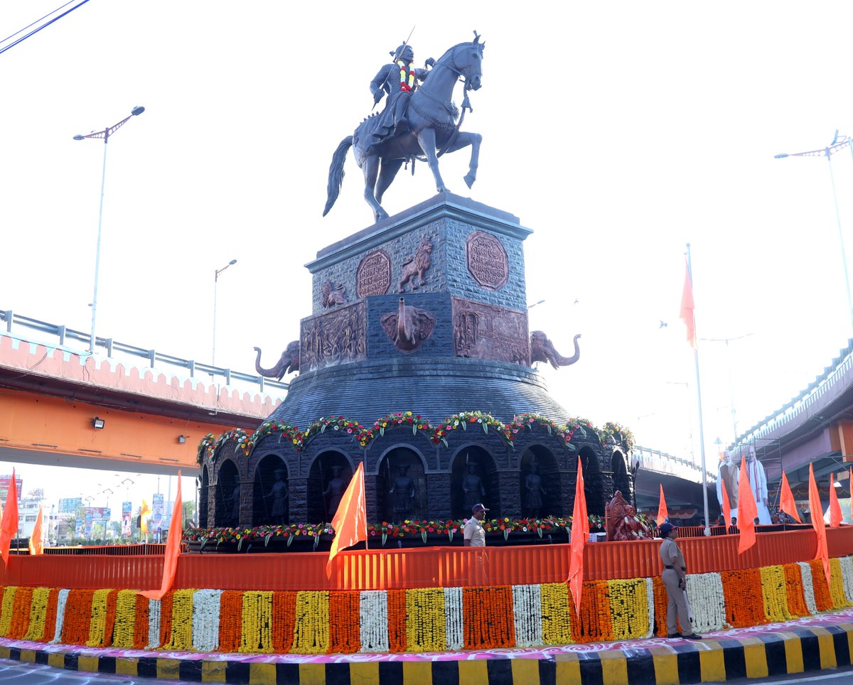 Union Home and Cooperation Minister Shri @AmitShah paid tributes to the statue of Chhatrapati Shivaji Maharaj at Kranti Chowk in Chhatrapati Sambhajinagar, Maharashtra.