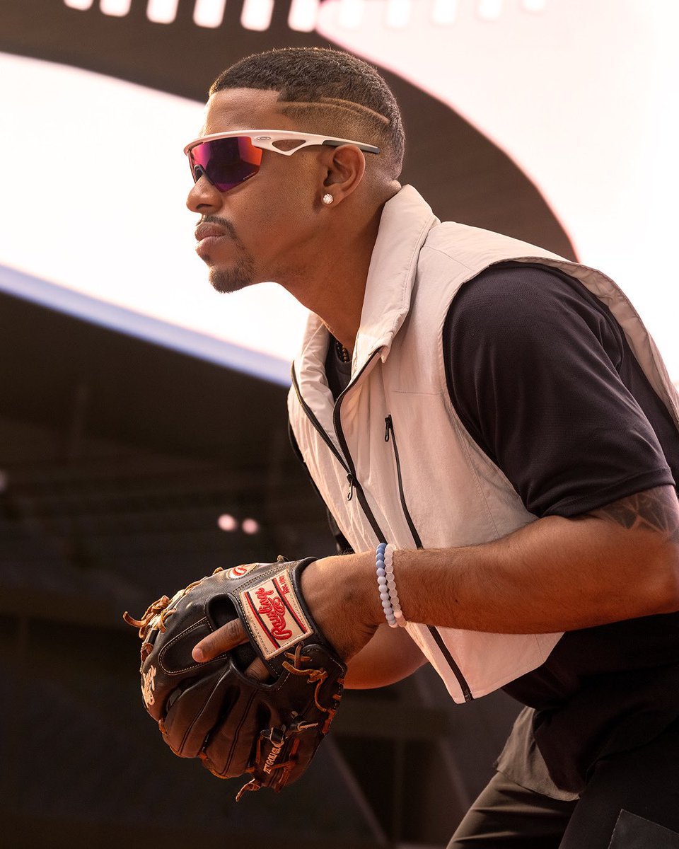 Expanded field of view so you can dominate the diamond (from any perspective). #OakleySphaera