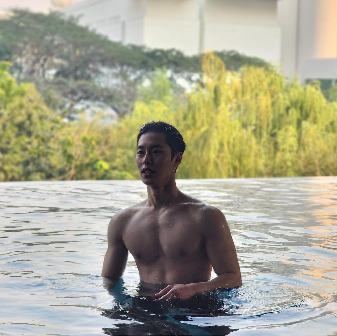 jyunolism's tweet image. a karina escrevendo a carta apoiada nesse peitoral e ombros largos