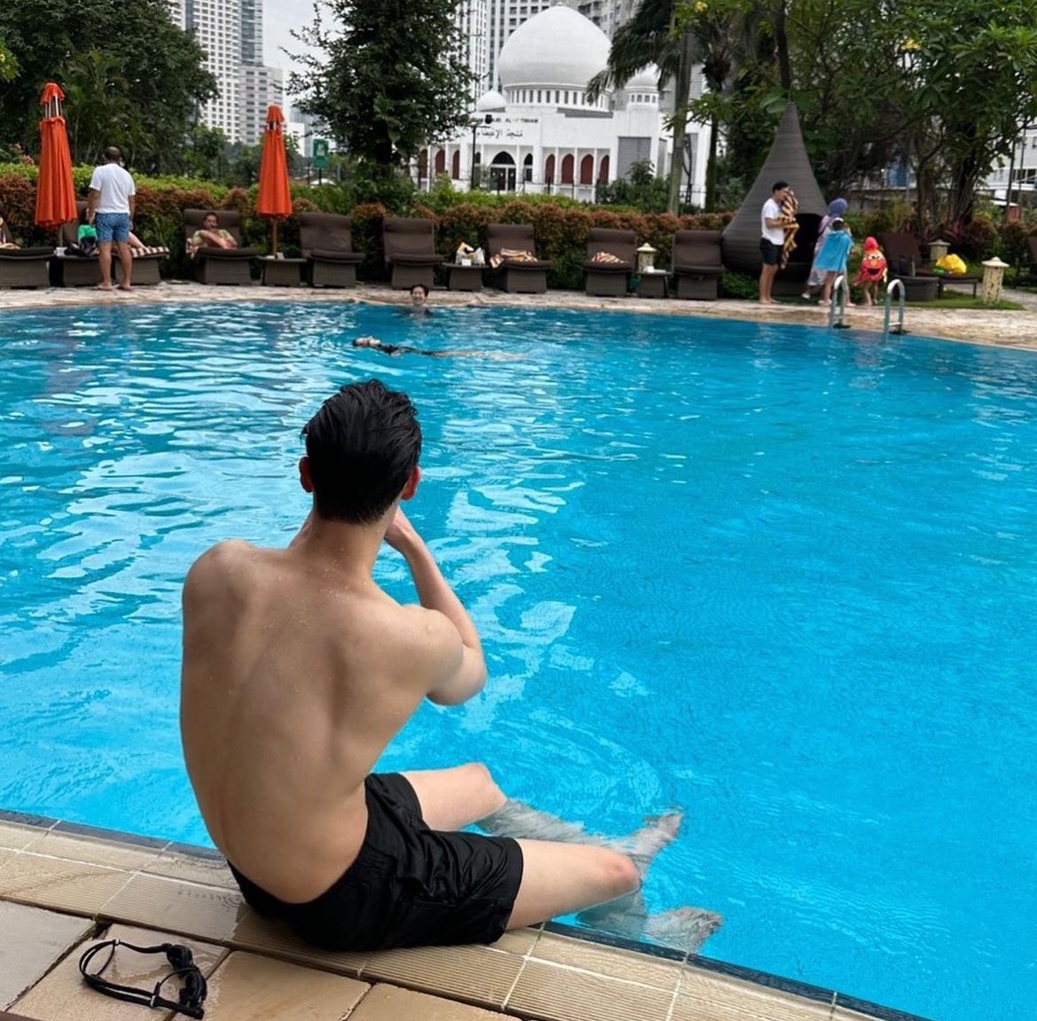 jyunolism's tweet image. a karina escrevendo a carta apoiada nesse peitoral e ombros largos