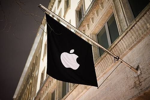Apple wird nach der von der Europäischen Union erzwungenen Öffnung des App-Marktes für das iPhone auch #Apps aus alternativen Marktplätzen auf Sicherheitsrisiken prüfen. 
bit.ly/4a0BMNI