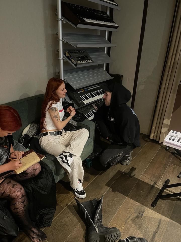 PabloRouss's tweet photo. hablando del temazo que vamos a hacer cuando nos juntemos en el estudio @Ruslaanaaaa 🤘🏻🎸 https://t.co/klBRJ22C8U