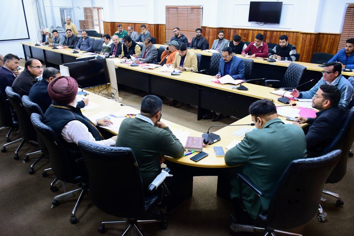 In a meeting held with a spectrum of district officers, DM @justcsachin reviewed the progress of developmental works being carried out across Jammu under District Capex. @OfficeOfLGJandK @Thakurss111 @diprjk