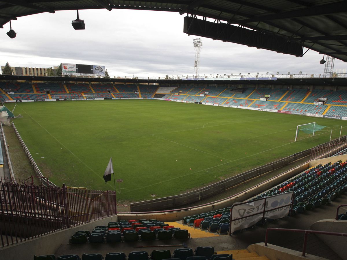 Ignacio13Gil's tweet photo. Hoy nos quedamos en España🇪🇸, concretamente en el grupo 8 de la Tercera Federación (Castilla y León) donde visitamos Salamanca, la casa del Salamanca CF UDS y su Estadio Helmántico con capacidad para 17.341 espectadores y fue inaugurado en 1970 https://t.co/rKU6K06WvS