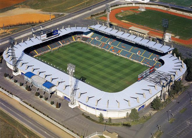 Ignacio13Gil's tweet photo. Hoy nos quedamos en España🇪🇸, concretamente en el grupo 8 de la Tercera Federación (Castilla y León) donde visitamos Salamanca, la casa del Salamanca CF UDS y su Estadio Helmántico con capacidad para 17.341 espectadores y fue inaugurado en 1970 https://t.co/rKU6K06WvS