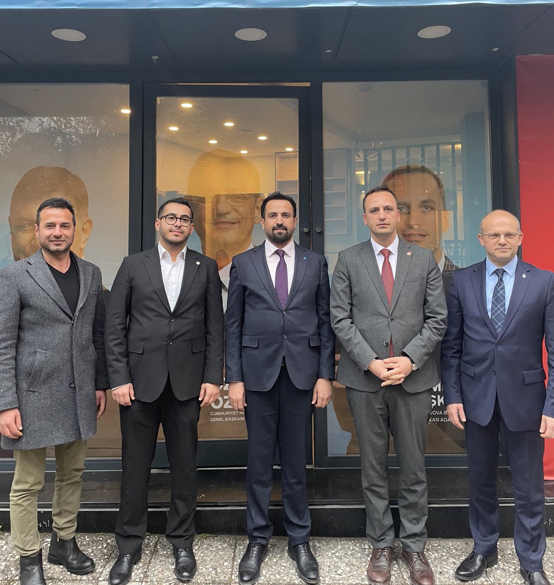 muhammetyilmazd's tweet photo. CHP Bornova Belediye Başkan Adayı Ömer Bey’e babasının rahatsızlanmasından dolayı geçmiş olsun ziyaretinde bulunduk.Nazik misafirperverlikleri için Ömer bey ve ekibine teşekkür ederiz.
#devapartisi #secimimdeva https://t.co/LGssbVIFfH