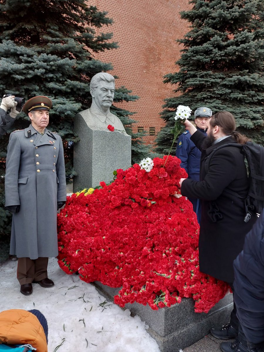 Hoy es el aniversario de la muerte de #Stalin, enterrador del nazismo en el campo de batalla, artífice de la insubordinación fundante soviética, uno de los mayores estadistas de la #Historia, y el verdadero fundador del marxismo-leninismo. Un coloso civilizatorio sobre cuya tumba…