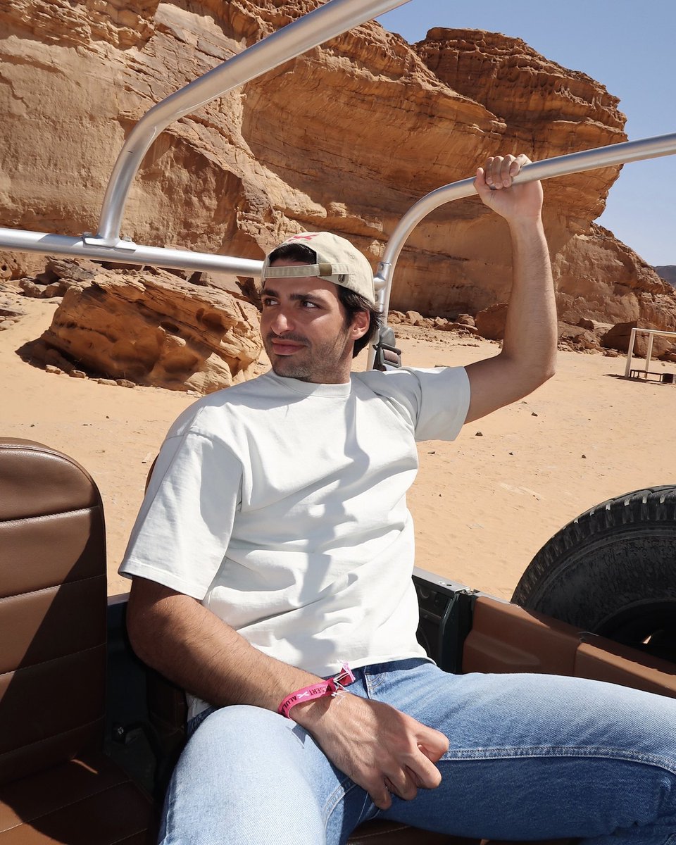 Carlossainz55's tweet photo. 🔋Quick recharge in Al-Ula. Ready for another week of racing! https://t.co/6h2yf84nsc