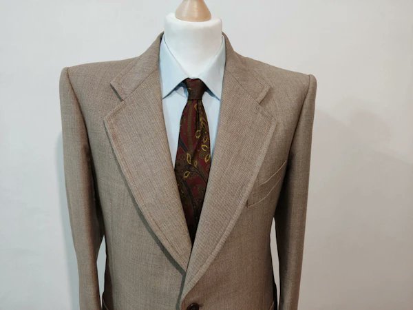LDenicheurs's tweet photo. [#TailleL - Costume - 150€]

Pour changer du bleu et du gris, le beige est une parfaite alternative. L'épaule de celui-ci semble parfaitement marqué, pour un style très anglais. 
Chemise bleue avec, ça fait le taff. 

https://t.co/RhlbaD43Dp https://t.co/163Y0YIsla