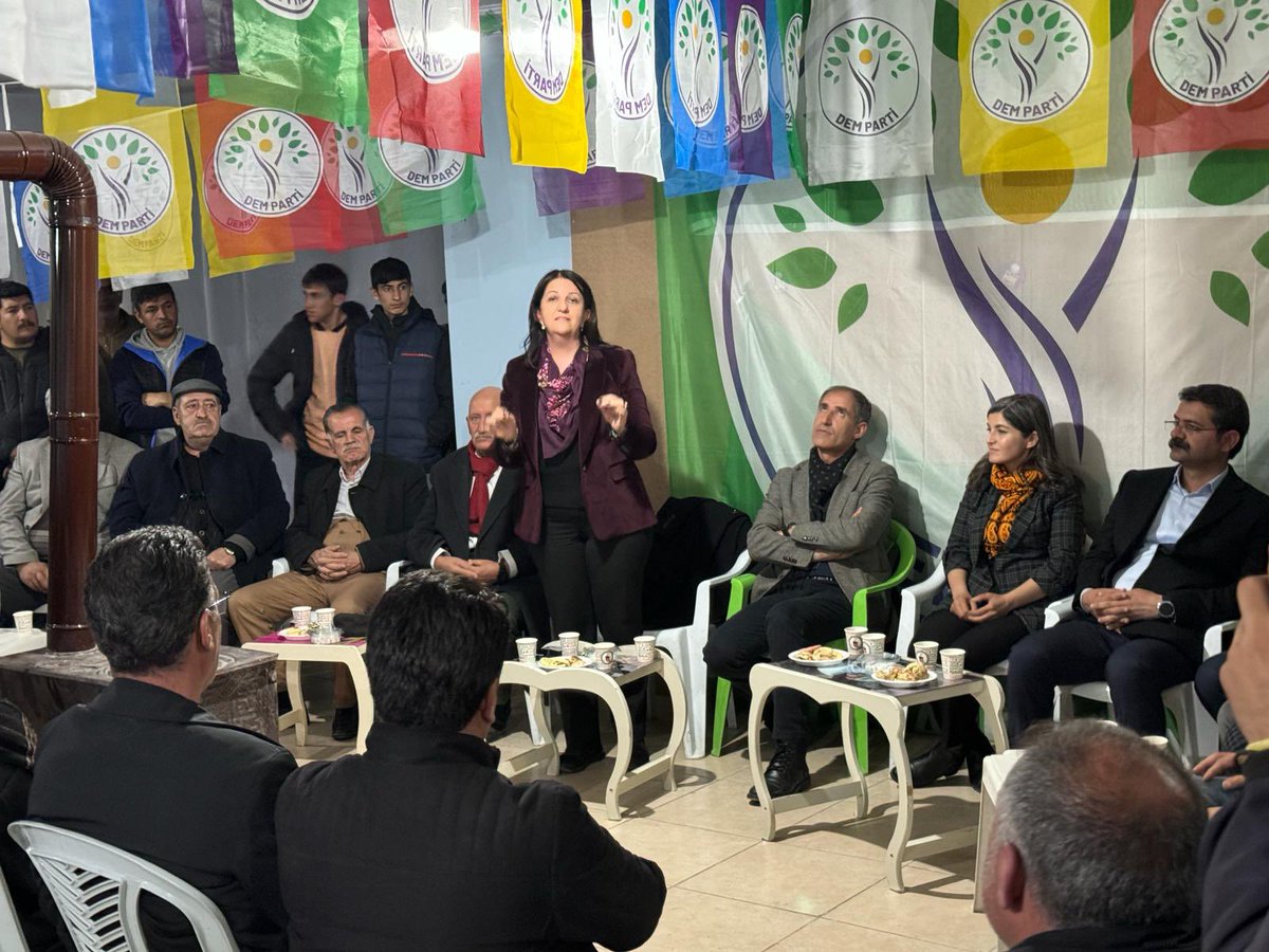 PervinBuldan's tweet photo. Van Çiçekli mahallesinde seçim büromuzda halkımızla sohbet ettik.. https://t.co/8olEitEfRj