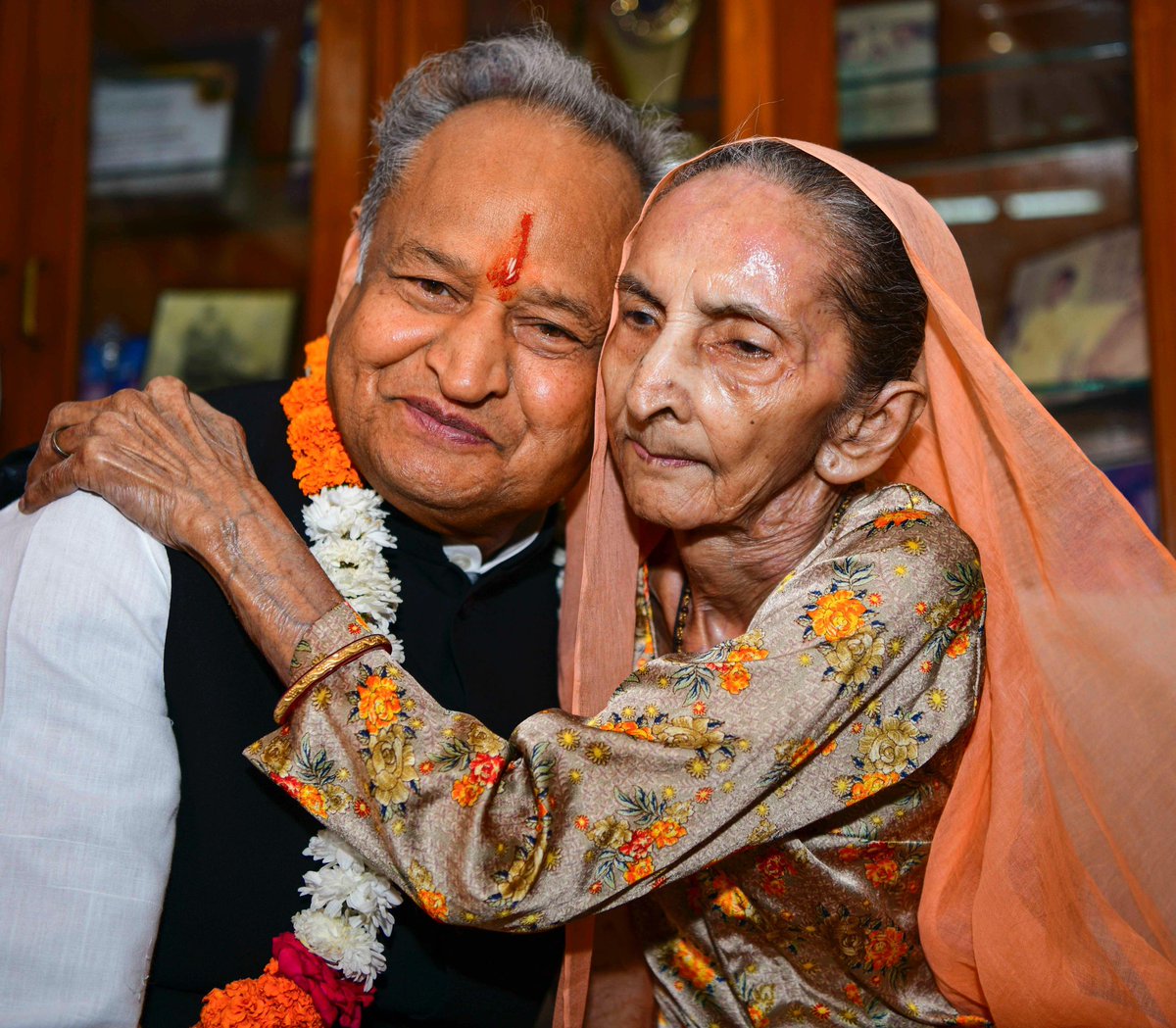 बड़ी बहन श्रीमती विमला देवी कच्छवाहा का हमारे बीच से जाना मेरे लिए हमेशा के लिए एक रिक्त स्थान छोड़ गया है जिसे कभी भरा नहीं जा सकेगा। बाईजी मेरे लिए मां के समान थीं। उनकी कमी मेरे जीवन में हमेशा खलती रहेगी। अपने 93 वर्ष के जीवन में उन्होंने सभी को बेहद स्नेह और आशीर्वाद दिया।