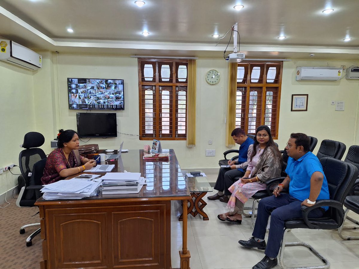 nalbari_dc's tweet photo. DC Nalbari Smt. @varnalideka, IAS presided over a meeting with Asst. Commissioner, IS &amp; DEEO to discuss future plans &amp; their implementation under district's initiative #UdyamGosthi. DC provided them guidance &amp; advised officers to work collectively to ensure success of initiative. https://t.co/adIi0c99zS