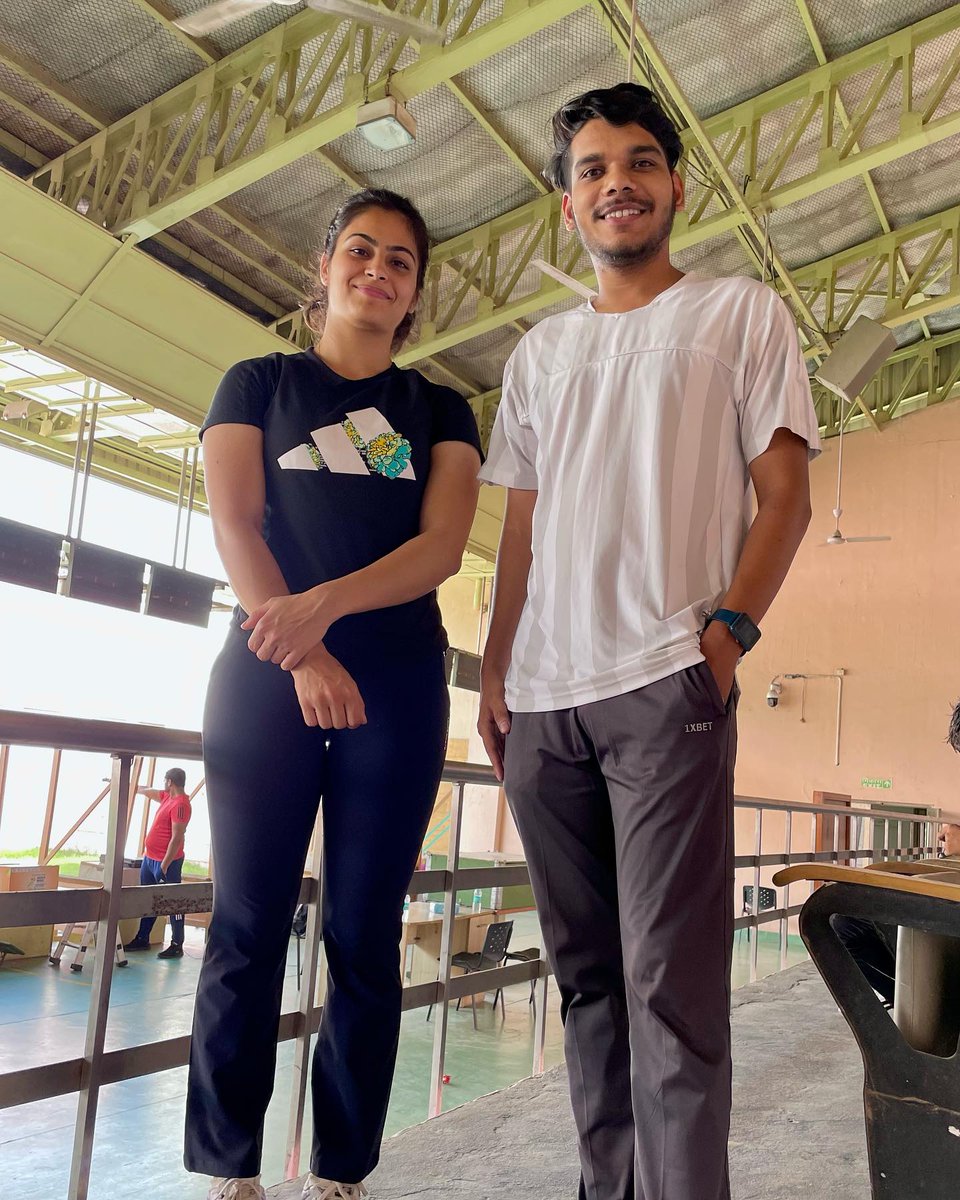 AdvaniaKumar's tweet photo. Hum jo tumse mile hai ittefaq thodi hn !!!
…
Phir Milenge Chlte Chlte…
#shooting #india #beautiful #airpistol @realmanubhaker https://t.co/IZgjqqkqA2