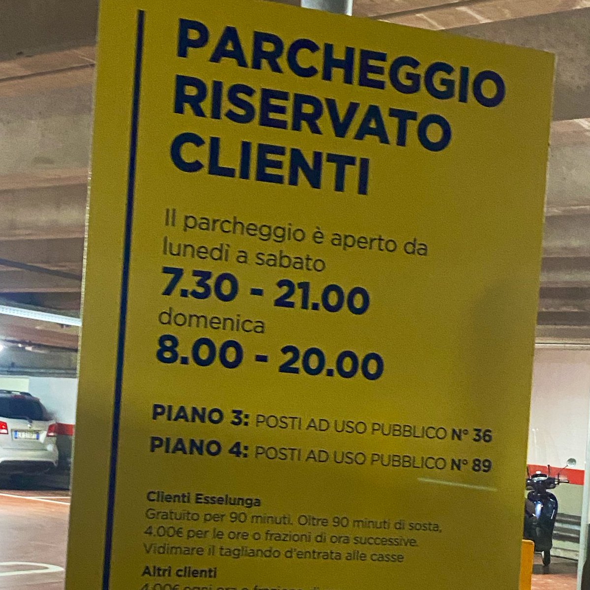Mi domando, @ComuneMI … se Esselunga dichiara parcheggi ad uso pubblico (come da antico accordo con il comune)… perché poi li fa pagare??? @Striscia
