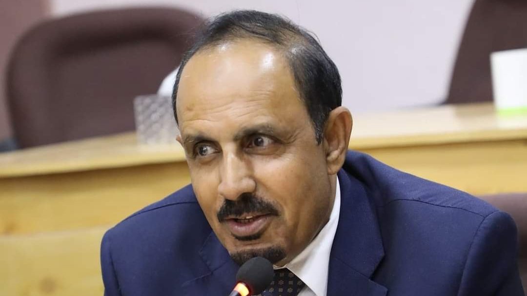 "بدلًا من لجوءك للترهيب والإكراه بالسجن، كان يجدر بك، يا سيادة المحافظ، أن تجعل من أولوياتك عقب عودتك إلى المحافظة الانخراط في حوارات مباشرة مع المعلمين وممثليهم لتطوير حلول جذرية ومؤثرة تقضي على الإضرابات وتضمن ديمومة التعليم. لقد تجاوزنا عهد الإملاءات والتهديدات الفارغة."