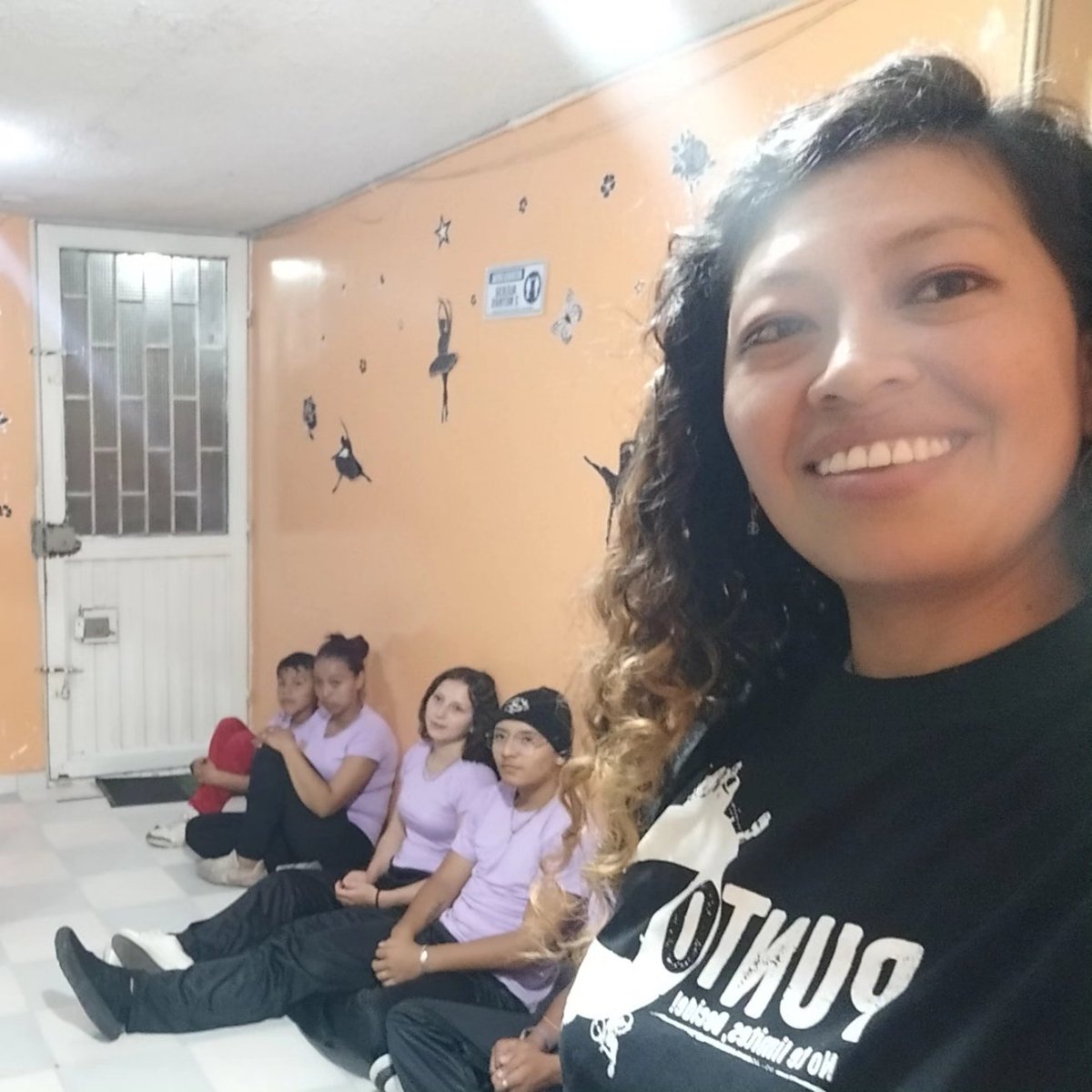 lalomacb's tweet photo. Iniciamos talleres de sensibilización para la prevención en salud sexual y reproductiva con jóvenes artistas de la agrupación #raicesancestrales del barrio Manuela Beltrán en la localidad de Ciudad Bolívar. @Orientame #puntodcolombia #westwind #eis #parcheeisexpertos https://t.co/2rlfKOmgFt