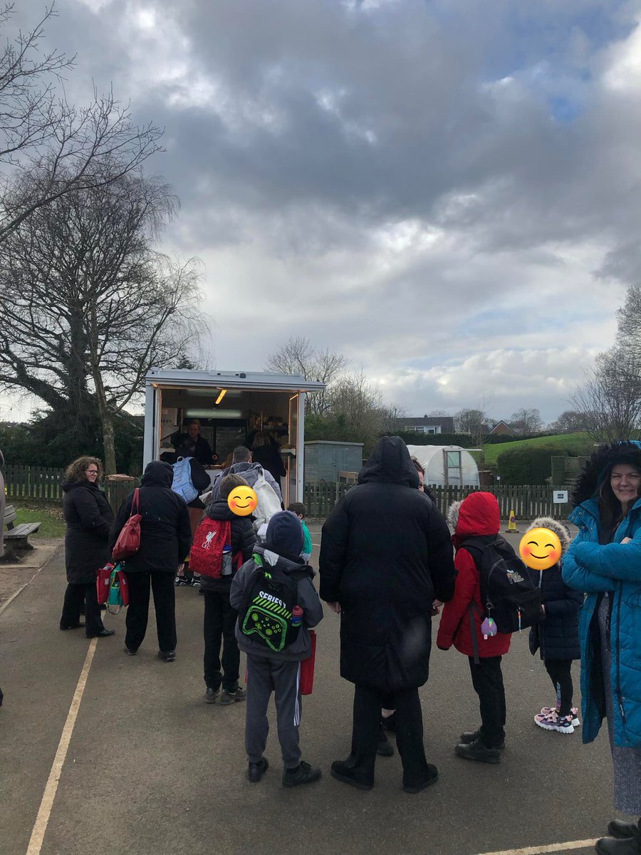 Absolutely delighted with the turn out from our wonderful parents and community for the @CanCookWellFed mobile shop! Diolch pawb! Same time next week 🤩