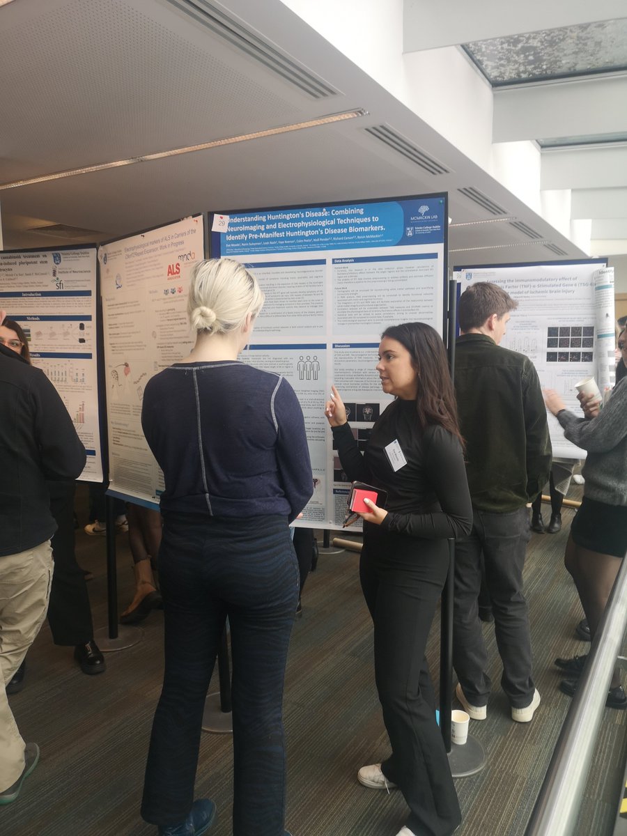 @narinmsuleyman and @EvaWoodsTCD discussing their PhD work using electrophysiology to study brain network activity in #C9orf72 expansion carriers and in #premanifestHD thanks to funding from @alsassociation @Brainbox_Init and @o8tNeuro 👏🧠⚡