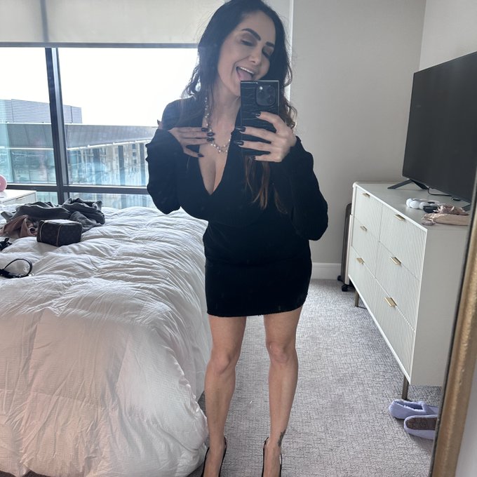 Instagrams down but my OF&rsquo;s not 🤷🏻&zwj;♀️ #instagramdown https://t.co/N7O19yEXb5<a href="/tag/instagramdown"class="tags">#instagramdown</a>