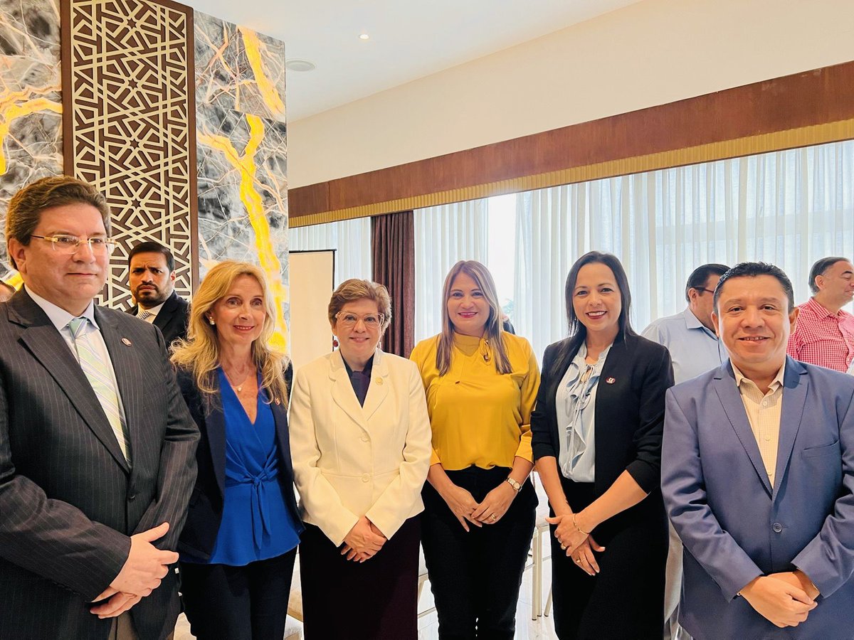 LogronoGrecia's tweet photo. Encuentro empresarial con la Ministra @ivonneabogada @mintrabajoecuador . Gracias por generar estos espacios @uees_ec que nos permiten compartir e intercambiar opiniones con la autoridad laboral del país , además de conectar con colegas de gestión humana . @SosaCorpRRHH @serh_ec https://t.co/zSN568O2r9