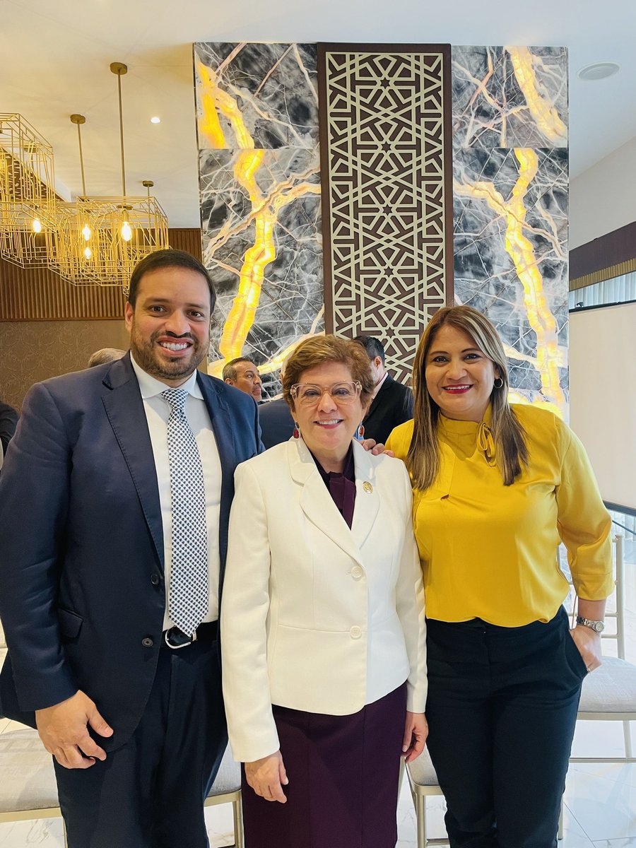 LogronoGrecia's tweet photo. Encuentro empresarial con la Ministra @ivonneabogada @mintrabajoecuador . Gracias por generar estos espacios @uees_ec que nos permiten compartir e intercambiar opiniones con la autoridad laboral del país , además de conectar con colegas de gestión humana . @SosaCorpRRHH @serh_ec https://t.co/zSN568O2r9