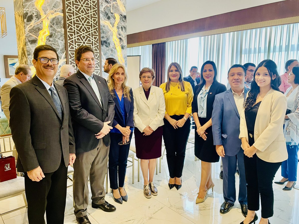 LogronoGrecia's tweet photo. Encuentro empresarial con la Ministra @ivonneabogada @mintrabajoecuador . Gracias por generar estos espacios @uees_ec que nos permiten compartir e intercambiar opiniones con la autoridad laboral del país , además de conectar con colegas de gestión humana . @SosaCorpRRHH @serh_ec https://t.co/zSN568O2r9