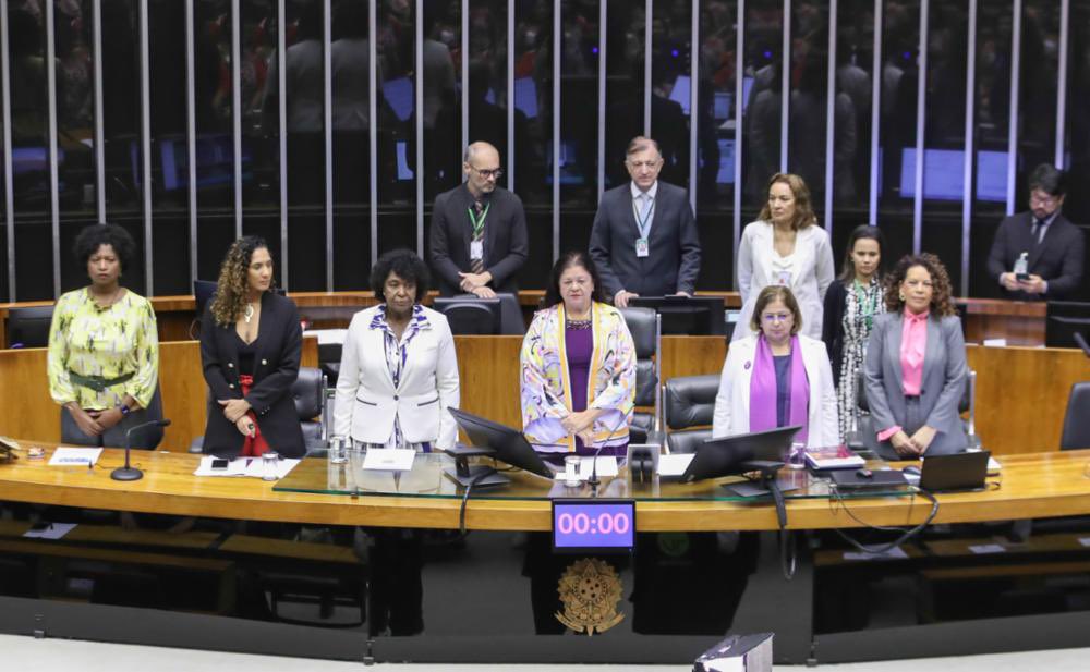 Hoje, dia 05 de março, a ministra Cida Gonçalves participou como oradora na Sessão Solene do Dia Internacional da Mulher, durante a inauguração da Campanha Março Mulher, um evento anual promovido internamente pela Câmara dos Deputados.
