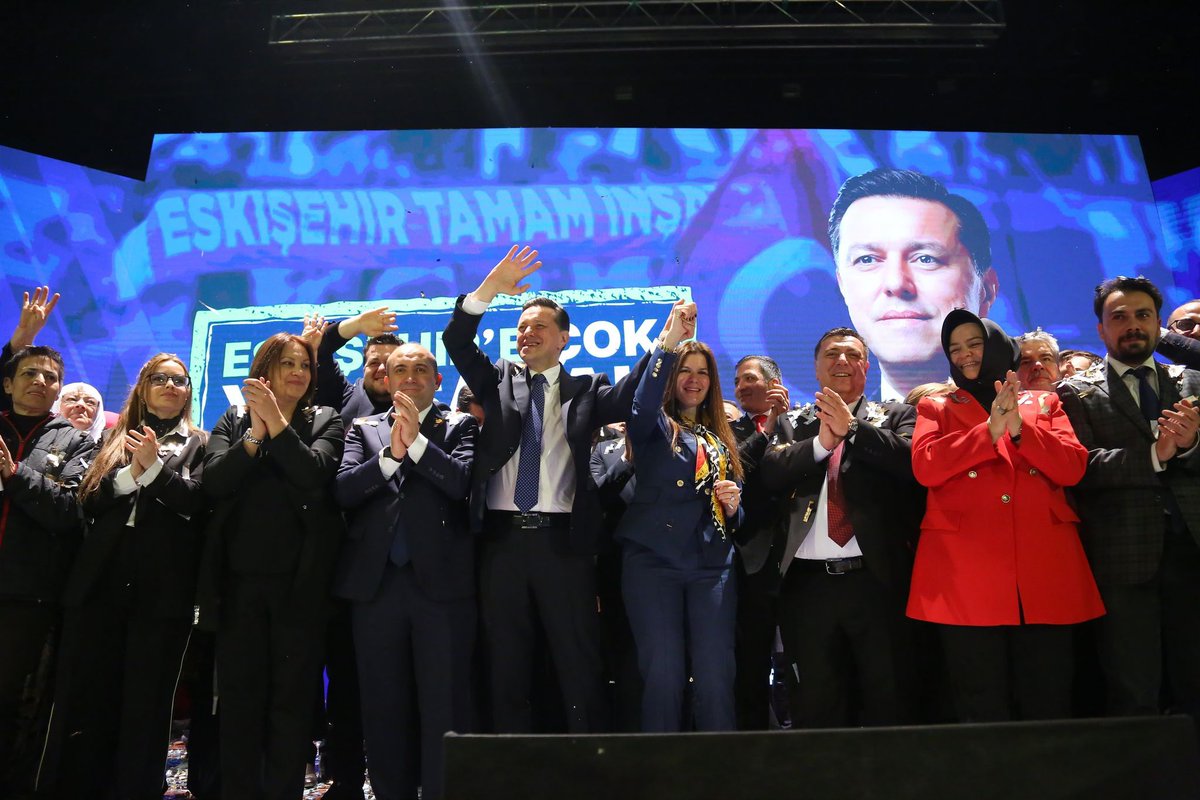 umitsezer26's tweet photo. Eskişehir Büyükşehir Belediye Başkan Adayımız @nebihatioglu‘nun Proje Lansman Programında, herkesi kucaklayan kapsamlı, sistemli, yenilikçi projelerini dinledik, Eskişehir vizyonuna, hayallerine ve heyecanına ortak olduk.

#EskişehireÇokYakışacak birbirinden değerli projelerimizin şehrimize hayırlı, uğurlu olmasını temenni ediyorum.