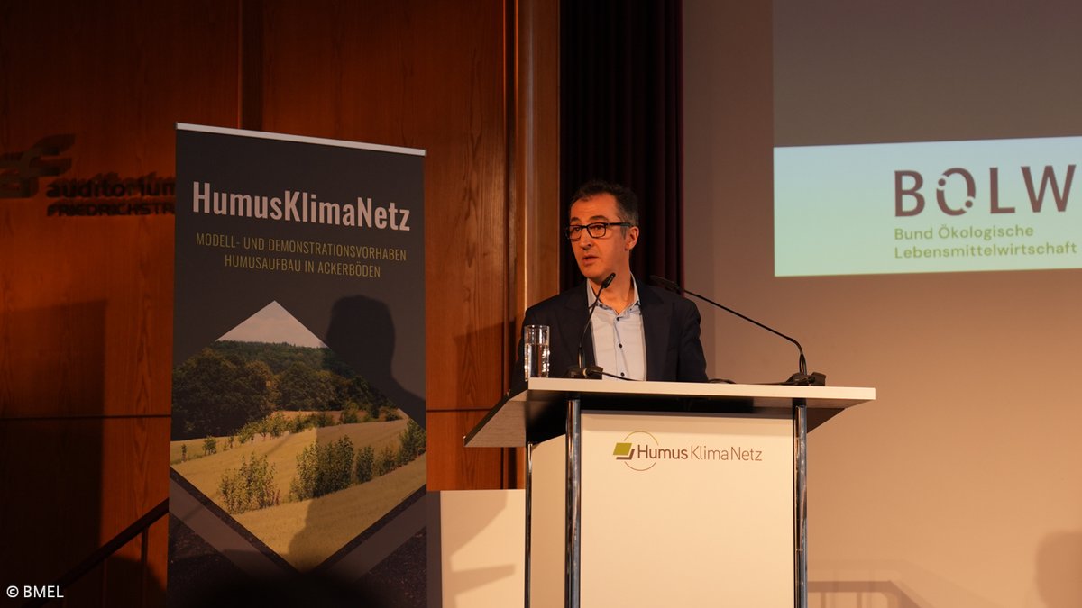 BMLEH_Bund's tweet image. Bei der Eröffnung des Symposiums dankt @cem_oezdemir den Beteiligten für ihr gemeinschaftliches Engagement: „Das #HumusKlimaNetz und jeder einzelne der 150 teilnehmenden Betriebe leisten einen wichtigen Beitrag, damit der Humusaufbau vorankommt.“