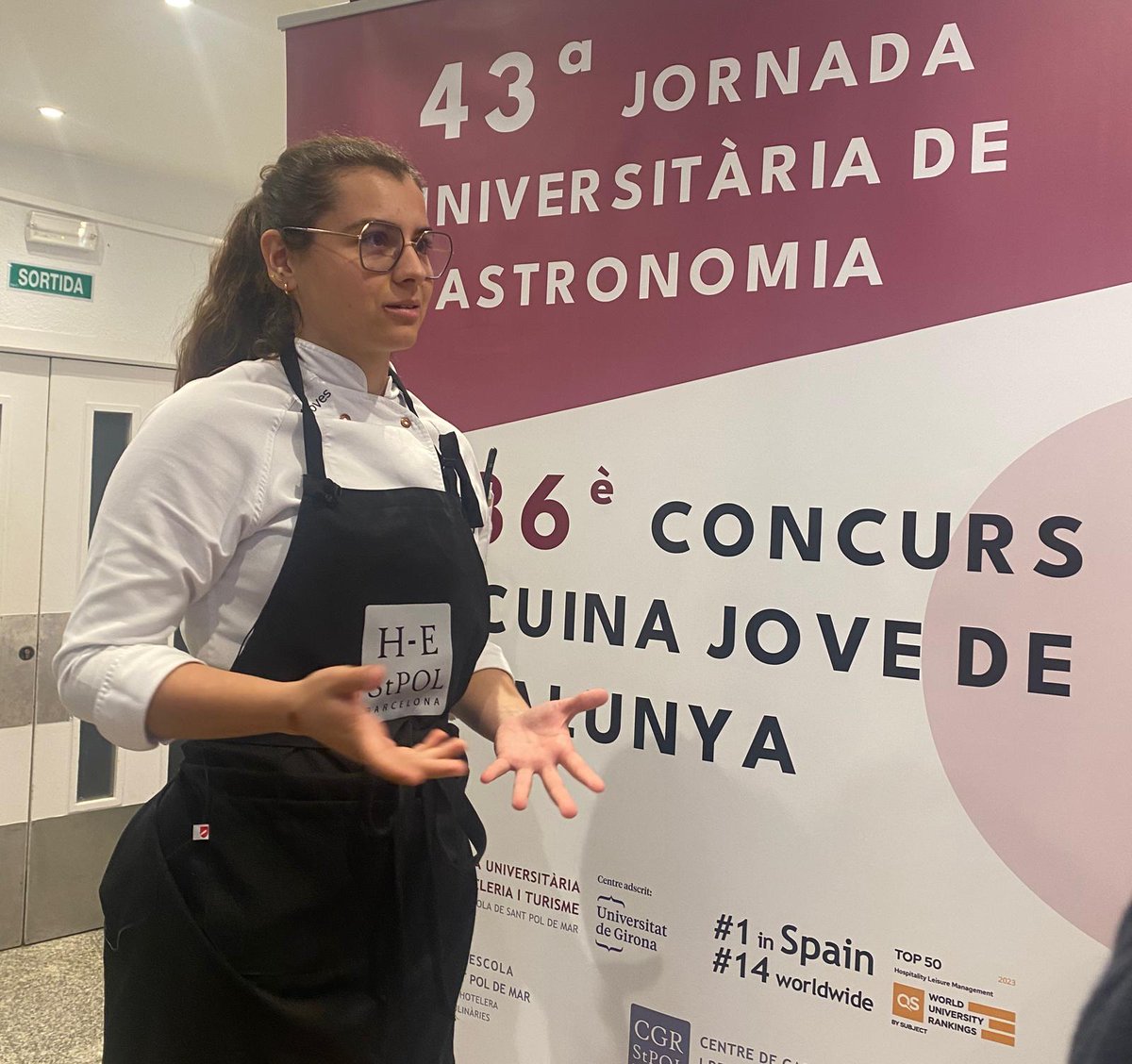 prodeCAT's tweet photo. 📣El 36è concurs #CuinaJovedeCatalunya ja té guanyadora. Es diu Marta Minoves, té 21 anys, és de Berga i estudia a @CETT_UB i ha cuinat patates emmascarades 
👩‍🍳Representarà Catalunya a l’European Young Chef Award al novembre a Sicília #CatalanFood #SomGastronomia
🙌Enhorabona! https://t.co/tCGoIWba8k