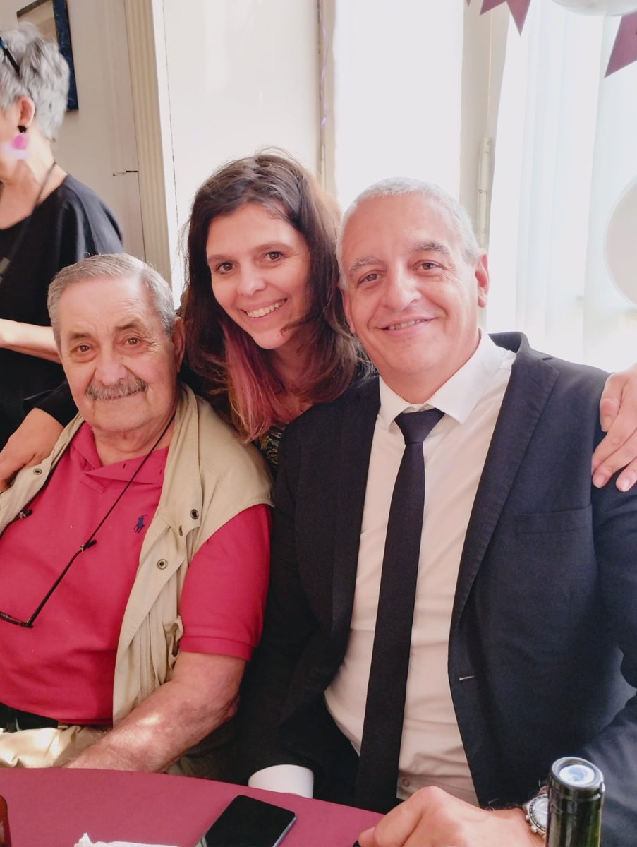 Se nos fue el Gordo Abel.
El dia que entré a Abuelas con la confirmación de que era hijo de Chacho Pietragalla y Liliana Corti me había llamado la atención un hombre que estaba ahí y que no paraba de llorar. Ni bien pude empezar a hablar con él me contó que no podía dejar de