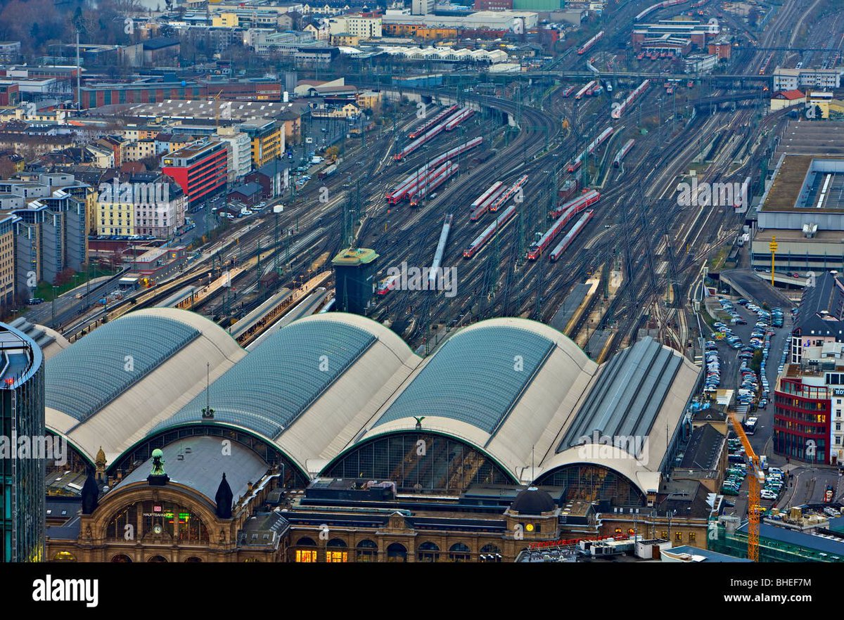 oscar_puente_'s tweet photo. Pobres jóvenes los de Zúrich, Múnich, Berlín o Frankfurt. Qué vidas más insufribles soportando 20 veces el tráfico ferroviario de Valladolid y con el tren sin soterrar. Si ciudades tan ricas no han soterrado, es porque no han contado con un paladín como nuestro prócer Carnero. https://t.co/jzsgBpoVUi