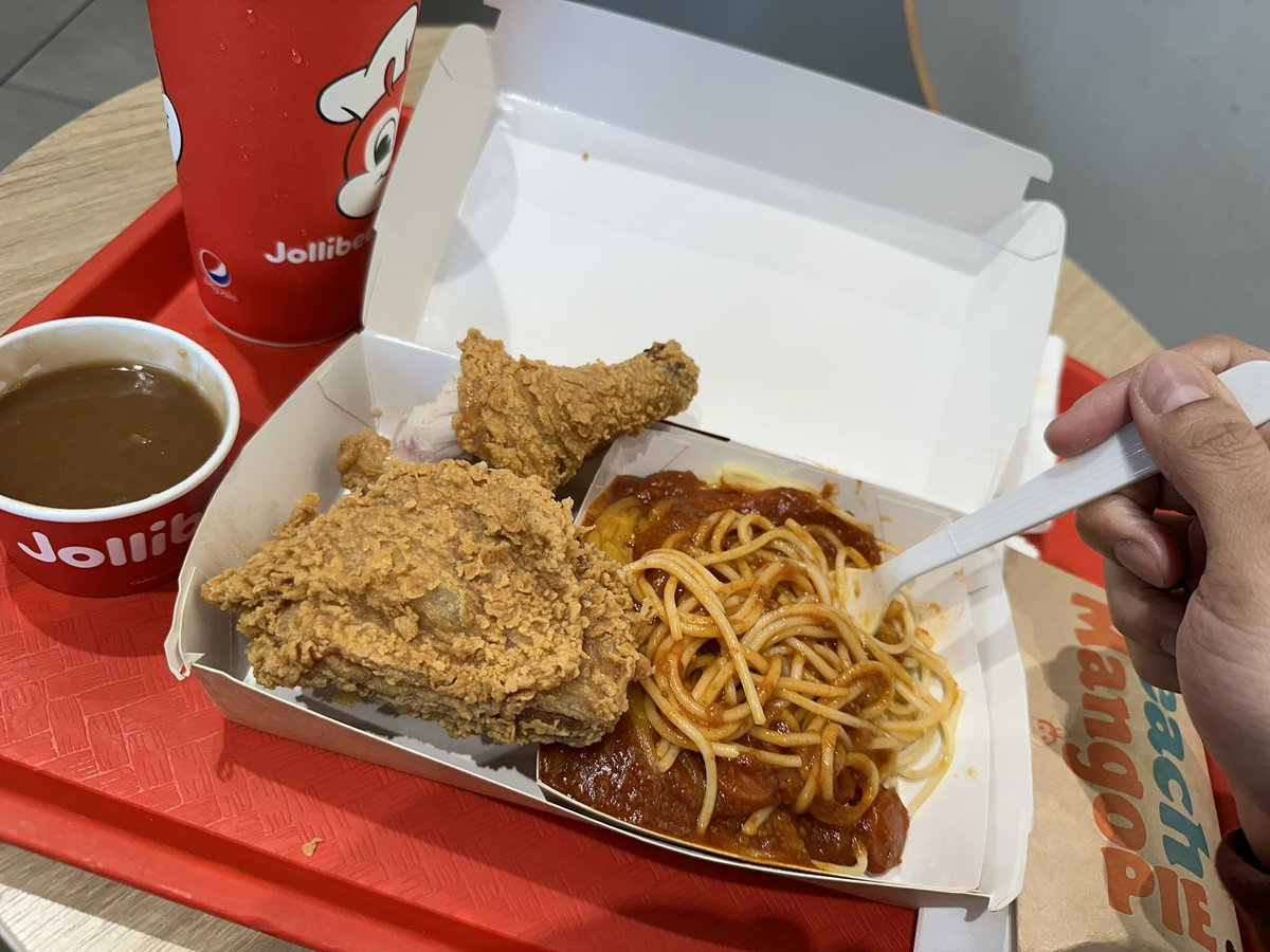 Eat your heart out, Benny boy! 😎🖕
#jollibee #lunch #chickenjoy #spaghetti #gravy #tyo