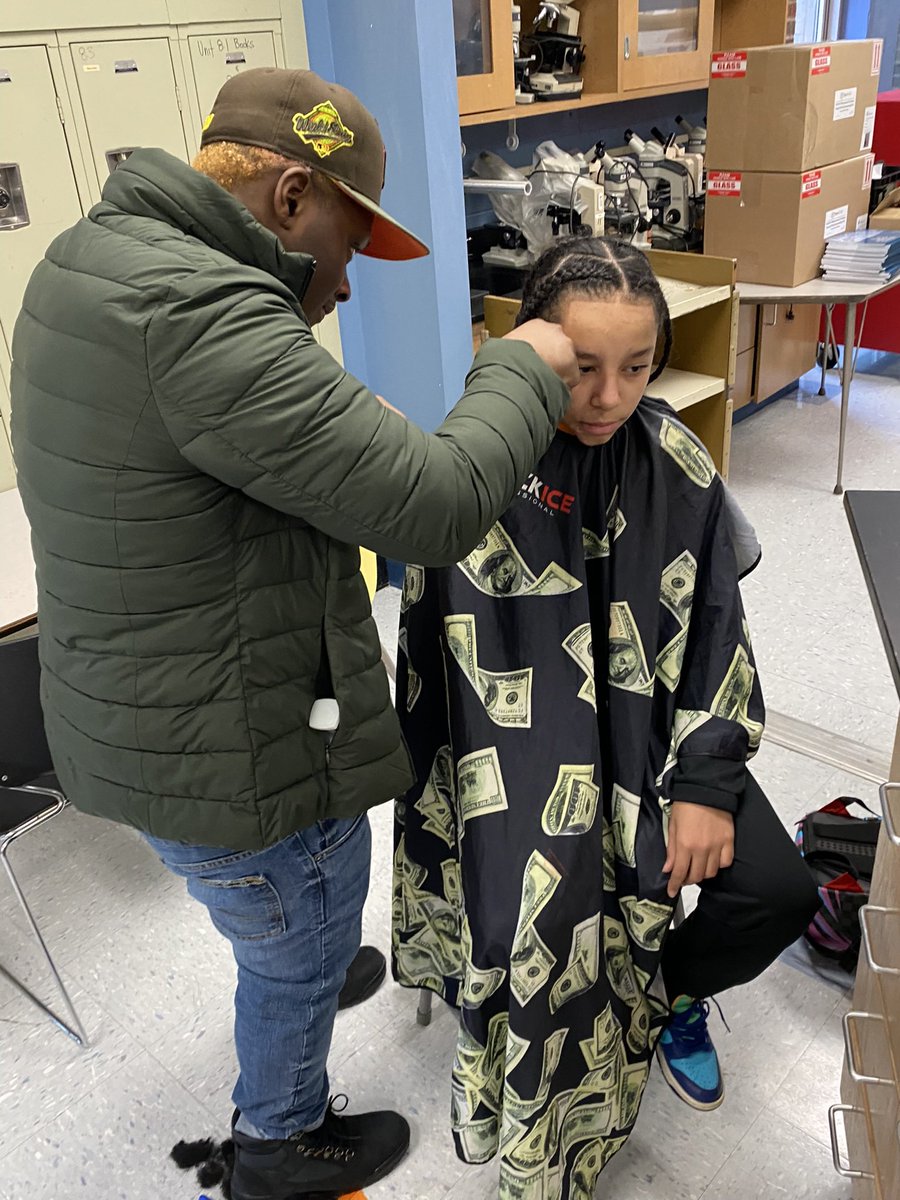 rsmoore5567's tweet photo. Thank you to Nijail’s GiftedHands and to Rell Davis for volunteering their day to offer free haircuts to our students at Northwest @RCSDNW. We truly appreciate your kindness and support. #ONERCSD #RCSDNYS https://t.co/kqhKWmoOVW