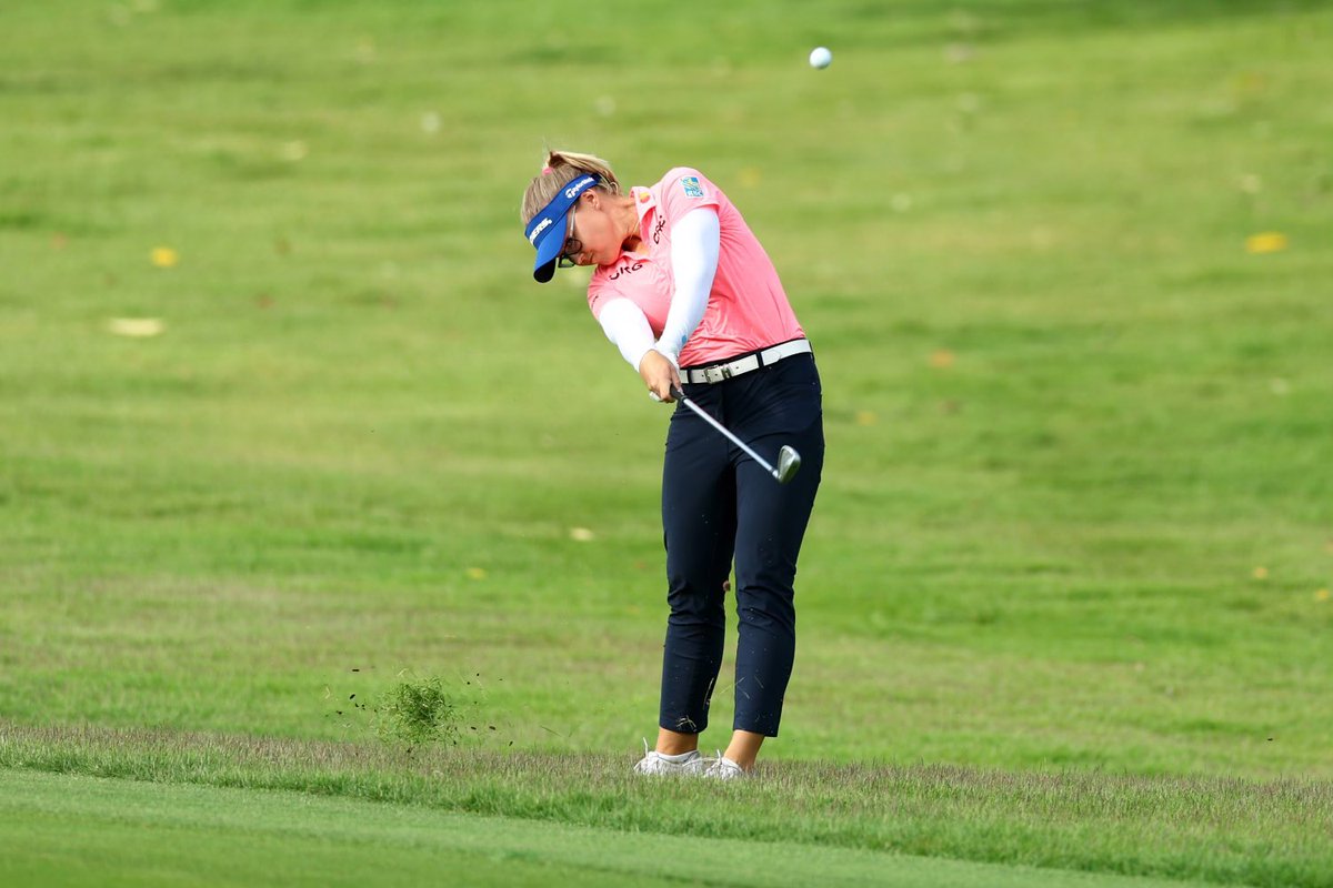 BrookeHenderson's tweet photo. Tied 3rd at HSBC Women’s World Championship in Singapore! 
🇸🇬 ⛳️ 😊

#Top10 
@HWWCGolf https://t.co/5tNqWcsAvd