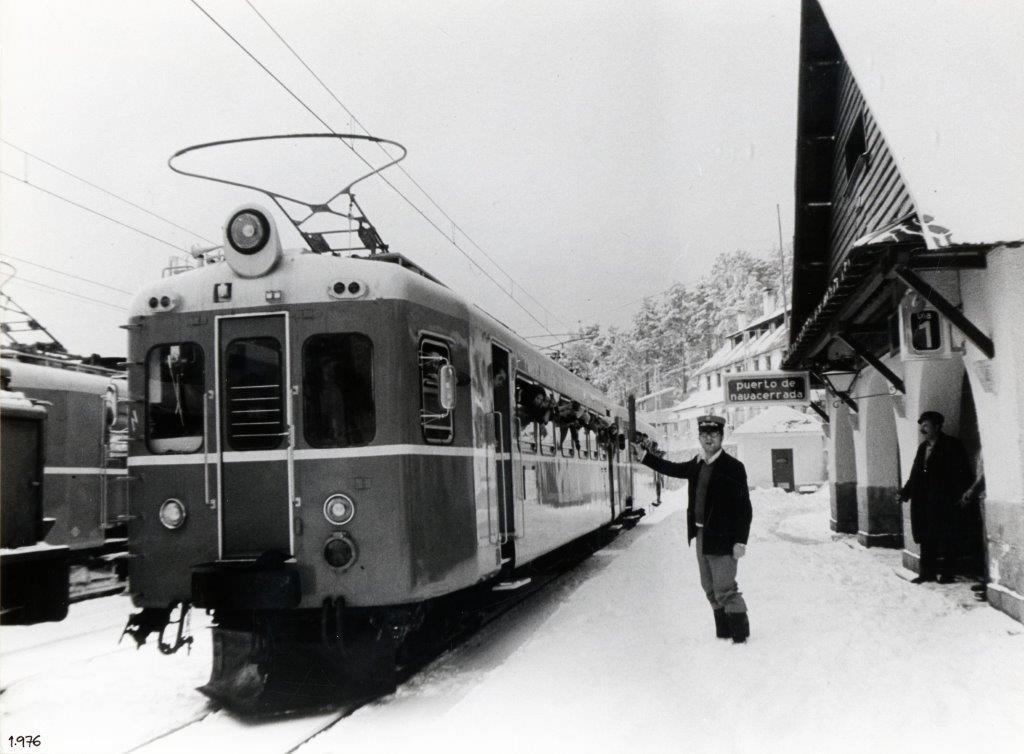 Imagen del día: un ferrocarril centenario.

¿Quién sabría decirnos que tipo de material ha circulado por esta mítica línea?

🚂101-103 recarrozada.
📍Puerto de Navacerrada.
👮‍♂️🚩Jefe de Estación.
📸 Archivo Histórico del Museo del Ferrocarril.