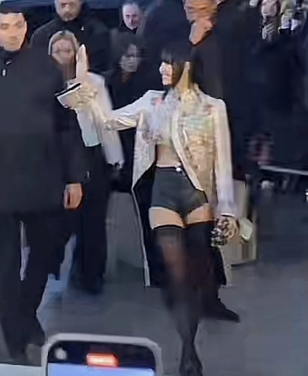 LaliceUpdates's tweet photo. LISAAA OH MY GOD

LISA X LOUIS VUITTON
#LISAxLVFW24  
#ParisFashionWeek
#LVFW24 https://t.co/Yh5jDjSPG9