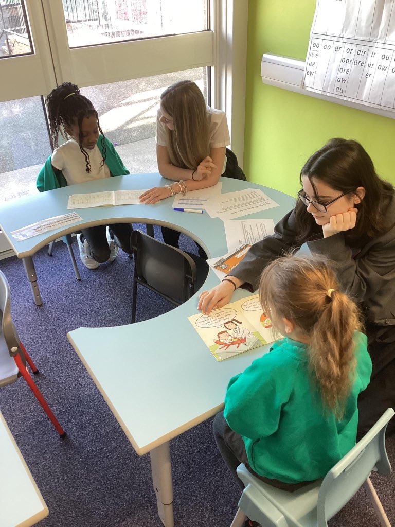 It is brilliant to see pupils from @AbbeyfieldSch supporting children at Queen Eleanor Primary Academy with their reading. Collaboration and resource sharing are very much the superpower of multi-academy trusts. Team @CreativeEdTrust!!