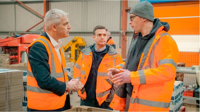 Great visit to @FairfieldsFarm this week. As someone who ❤️ an occasional crisp, I 😍 seeing how the farm supports food production by growing their own potatoes to make their award-winning handcooked crisps on site. A wonderful example of innovation in the food sector. 🥔