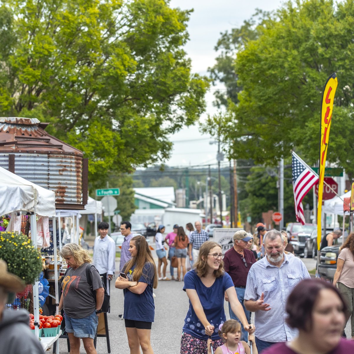 KentuckyTourism's tweet photo. Welcome to our Murray takeover! @MurrayKentucky is an ideal spot for a quaint weekend escape,  with vibrant public art,🎨  collegiate pride,🎓  flourishing small businesses,🛍️  and historic stories where it #FeelsLikeHome. Learn more https://t.co/LRBkHeeWZP https://t.co/XhNMrkrrK1