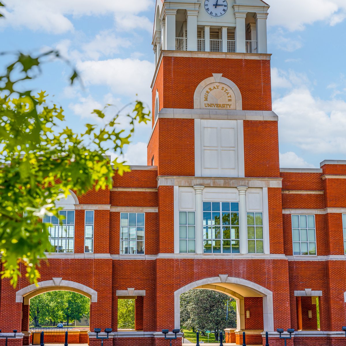 KentuckyTourism's tweet photo. Welcome to our Murray takeover! @MurrayKentucky is an ideal spot for a quaint weekend escape,  with vibrant public art,🎨  collegiate pride,🎓  flourishing small businesses,🛍️  and historic stories where it #FeelsLikeHome. Learn more https://t.co/LRBkHeeWZP https://t.co/XhNMrkrrK1