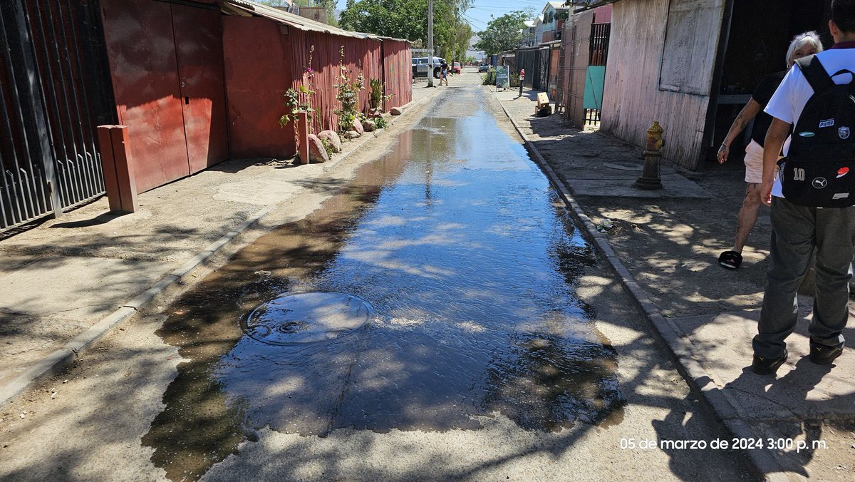 Lxshitox's tweet photo. @aguas_andinas rebalse de cámara con escurrimiento de aguas servidas a la vía pública, fuerte olor a eses, @SanBernardocl Psje. Rafael Sotomayor 1130 https://t.co/N4f3RueisO