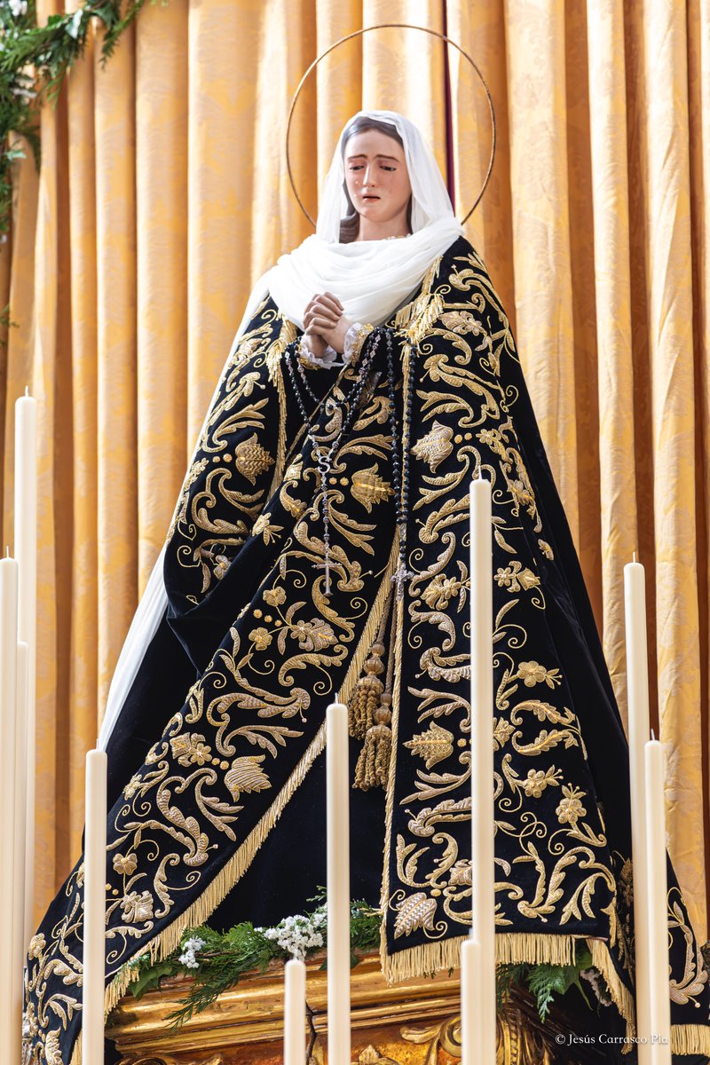 Este fin de semana, en el Altar Mayor de Santo Domingo, el triduo en honor a Ntra Sra de la Soledad Coronada, el equipo de albaceas de la Congregación ha replicado el altar montado tras la quema de Santo Domingo en 1931 que se ubicó en el trascoro de la Catedral.
<a href="/cofradiamena/">Congregación de Mena</a>