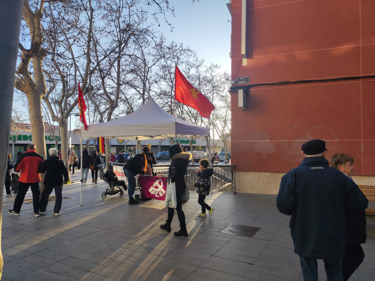 Hoy hemos estado en la calle mayor construyendo el futuro feminista. Nos vemos el viernes en Atocha ✊🏼 #8M2024