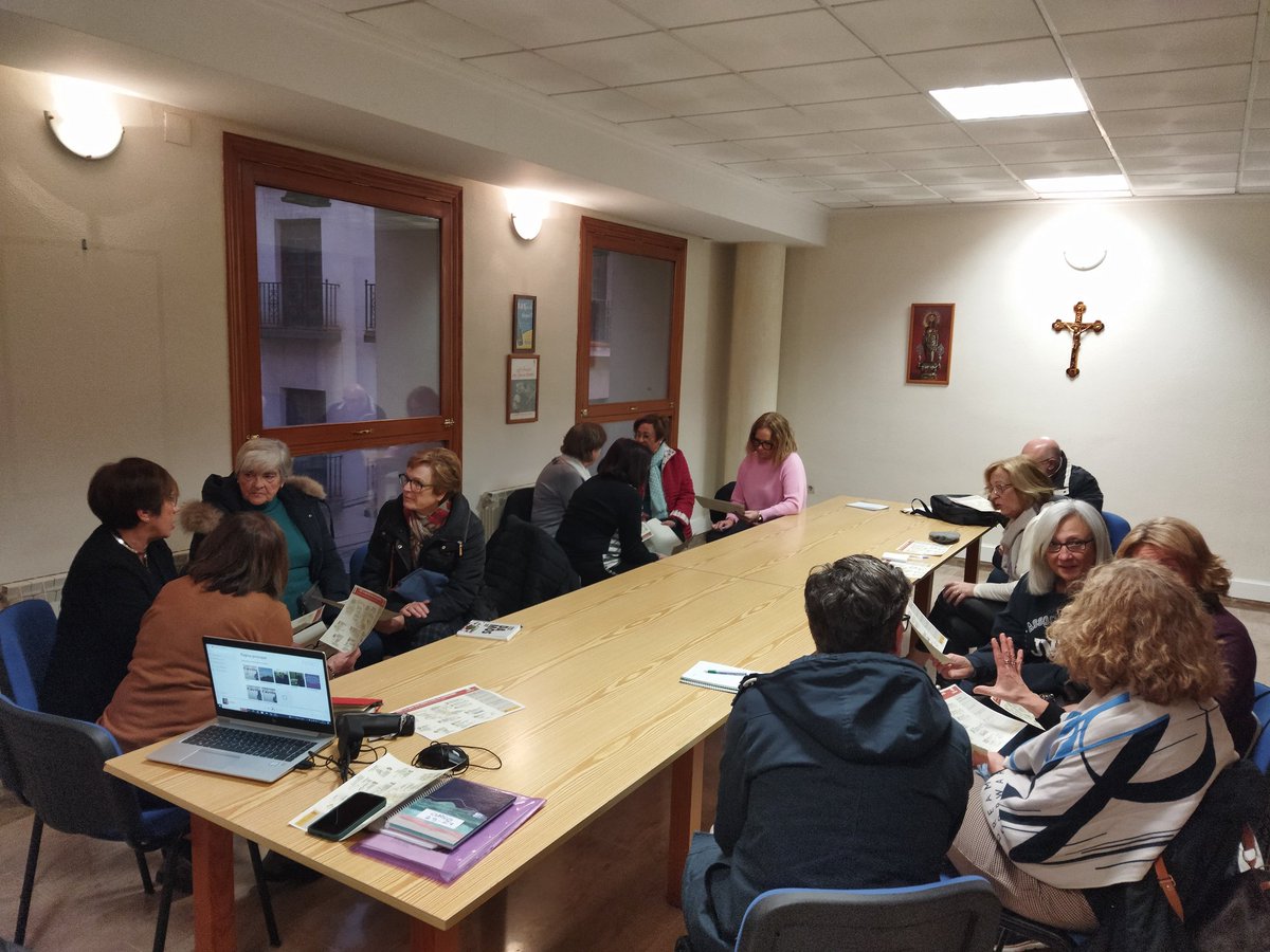 Que buen rato pasamos ayer trabajando la estrategia de voluntariado con los voluntarios de Xàtiva! <a href="/ValenciaCaritas/">Valencia Cáritas</a>