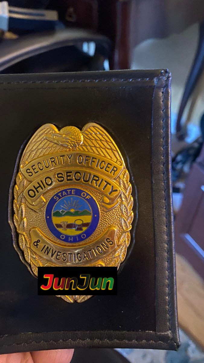 AndradaJunjun's tweet photo. Between classes / working out / president Spanish class / now Volleyball Season I also became a security officer before heading to college (undecided) 
@chinamanic21 @farrellfootball @Dravian_Andrada @JTSnyder_40 
#classof2024 #football #blasian https://t.co/hgjckkxq5Y
