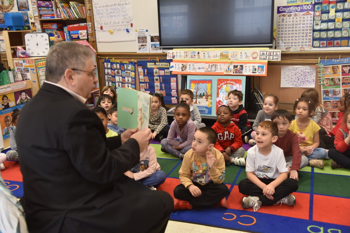 TwpUnionNJ's tweet photo. In honor of Read Across America Week, Mayor Figueiredo stopped by a Connecticut Farms Elementary School Pre-K class to read to the students. https://t.co/pnfU5lps6K