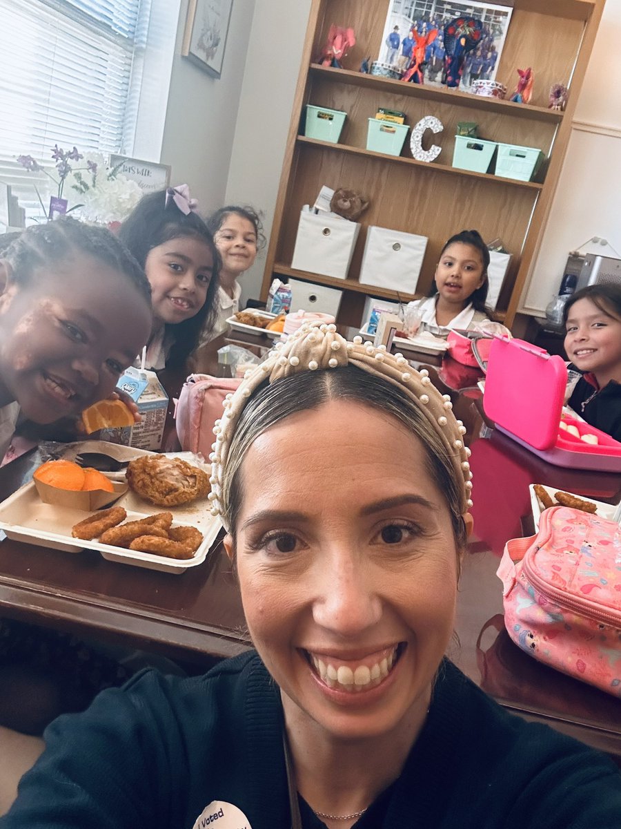 Loved meeting with my “Sister to Sister” Lunch Bunch group💕🎉💙Such a fun time with these awesome scholars!🤩 @WMAndersonES @CounselingDISD