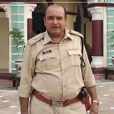 SamSiff's tweet image. Who was better Police officer ?

#Police #PoliceReforms #FalseCaseDay #FalseCases #women #India @PMOIndia